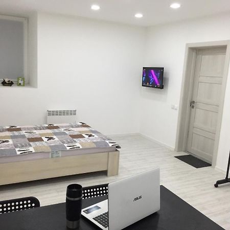 Cozy Underground Apartment At The Center Kherson Exterior photo